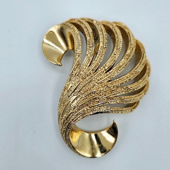 Crown Trifari Brooch Textured Goldtone Feathered Swirl Estate Pin Vintage - Picture 1 of 8